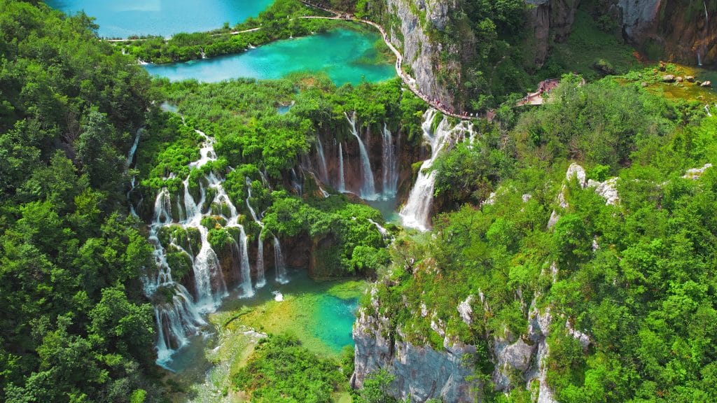 Widok z lotu ptaka na Jeziora Plitwickie