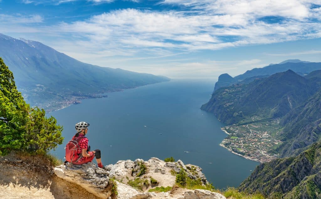 Widok z Monte Altissimo na całe Jezioro Garda i Alpy