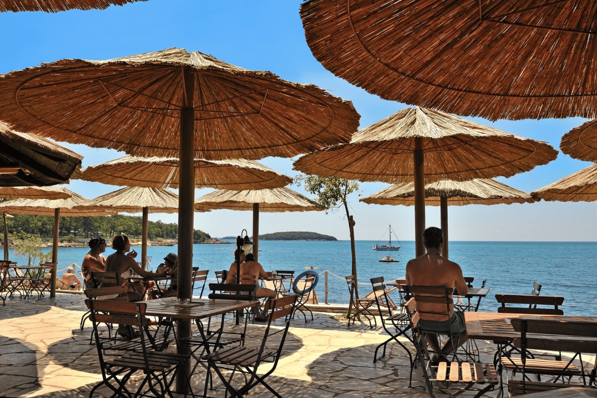 Jeden z barów przy plaży