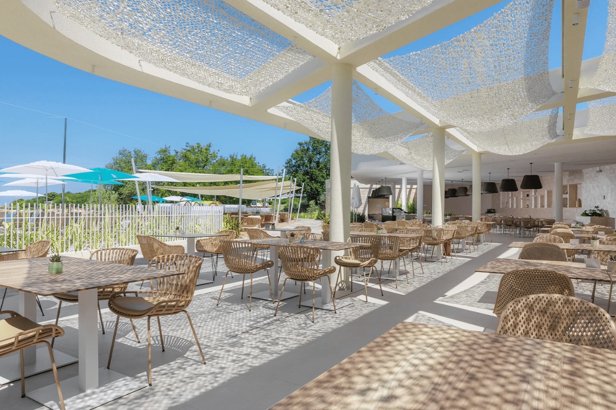 Restauracja z panoramicznym widokiem na morze
